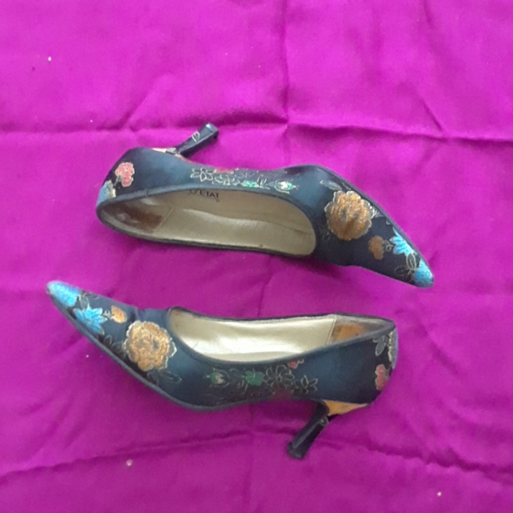 Heels - Picture 2 of 4